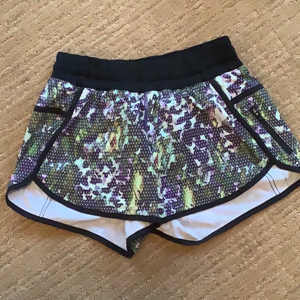 Lululemon Tracker Shorts in Floral Sport White Multi/Black size 6
